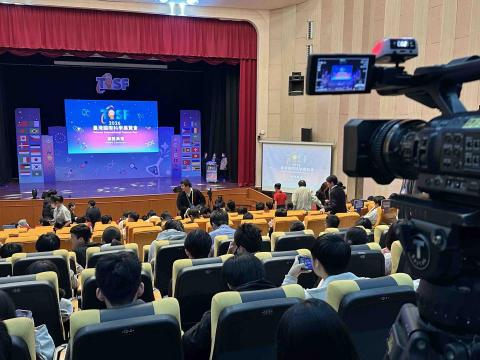 新點子錄影 - 【頒獎典禮｜EFP3機活動拍攝｜台北市立大學】


本次於台北市立大學舉辦之「台北科學展覽會頒獎典禮」，採用 3機EFP多機拍攝系統，結合專業導播切換與即時網路直播，完整呈現典禮流程與重要時刻，讓現場與線上觀眾同步感受典禮盛況。

我們熟悉大型典禮流程與現場節奏，即使活動時間緊湊、流程繁複，依然能穩定完成拍攝與導播作業，確保整體執行安全順暢：

   畫面切換流暢自然
   收音清晰穩定不失真
   訊號傳輸安全不中斷
   現場與線上同步呈現
   各環節精準配合不延誤流程

我們始終堅持：

高清畫質