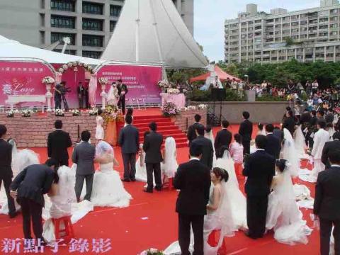 新點子錄影 - 【婚禮現場｜多機拍攝｜集團婚禮】

能承接集團婚禮的影像紀錄，是一份難得且珍貴的信任。典禮於市議會旁廣場舉行，在城市見證下展開人生重要時刻，更添莊重意義。多對新人同時步上紅毯，花藝佈置與親友祝福交織出溫馨而壯觀的畫面。我們以多機拍攝完整記錄流程，從入場時的期待神情，到誓言交換的真摯情感，每一刻都細心保存。鏡頭記錄的不只是儀式，更是愛與承諾的開始，讓新人珍藏最動人的回憶。

#集團婚禮 #婚禮紀錄 #多機拍攝 #婚禮攝影 #典禮紀錄 # #新點子錄影