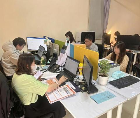 機童科技 - 09:00 - 21:00  真人客服/行政秘書 全年不打烊