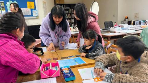 品慈 - 我參加過的營隊照片（1）
當隊輔帶領小孩做活動