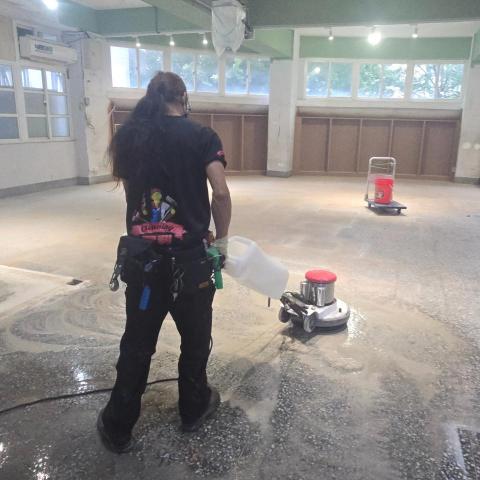 提供地毯服務的專家鄭小文