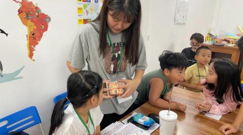 品慈 - 我參加營隊的活動照片（3）
和孩子介紹台灣文化