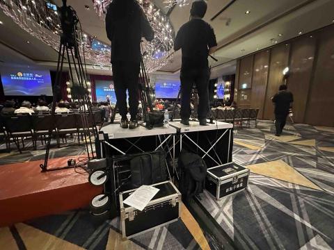 新點子錄影 - 【頒獎典禮｜EFP3機活動拍攝｜同行租借導播台設備】

今日協助同行完成 EFP 三機系統整合，提供導播台與 4K Sony Z280 設備支援。從架設佈線、錄製測試、音訊路徑確認到通訊同步，逐一完成驗收，確保現場畫面與聲音穩定無誤。系統交付後，讓拍攝團隊能專注執行任務，不需負擔工程端壓力。器材、線路與整合事前到位，使現場作業更順暢有效率，最終拍攝任務圓滿完成。穩定的導播系統，是活動質感與安全感的關鍵。

#EFP拍攝 #導播台支援 #同行合作 #多機拍攝 #活動錄影 #頒獎典禮 #現場直播 #專業整合 