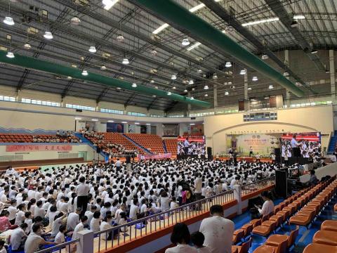 新點子錄影 - 本次協助同行於板橋體育館執行宗教信仰儀式活動拍攝，
活動為期一整天，現場聚集大量信眾，秩序井然、氛圍莊嚴而祥和，展現深厚而虔誠的信仰力量。

面對人數眾多且流程緊湊的大型活動，影像系統的穩定度與現場應變能力尤為重要。本次提供 EFP 三機拍攝設備支援，從訊號整合、聲音路徑確認到現場測試，皆依標準流程完成，確保畫面與音訊穩定傳輸，讓儀式完整紀錄、清晰呈現。

每一場大型活動，都是對團隊專業與經驗的考驗。
穩定完成任務，讓合作夥伴與主辦單位安心交付，正是我們始終堅持的價值。

&mdash;

#大型活動拍攝
#宗教儀式