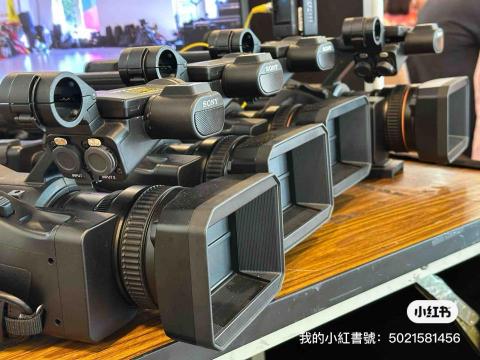 新點子錄影 - 【新點子錄影｜EFP多機拍攝・大型轉播團隊】

面對任何活動規模，我們都能提供穩定、可靠且高品質的影像製作服務。

新點子錄影擁有 多組專業導播系統 與 30台全新 SONY 4K PXW-Z280 專業攝影機，可同時支援大型典禮、運動賽事、演唱會、政府活動、企業年會、宗教儀式、論壇研討會及多地連線轉播。

我們重視的不只是畫面清晰，而是整體流程的穩定度與訊號安全，從多機位拍攝、導播切換、專業收音到直播串流整合，皆由經驗豐富的團隊精準執行，確保每一個重要時刻完整呈現。

無論活動大小、室內戶外或跨城市轉播