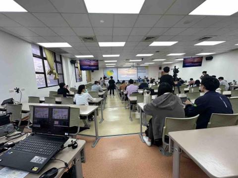 新點子錄影 - 【醫學研討會｜拍攝｜直播｜中山醫學大學】

醫學研討會拍攝不只是架設攝影機，更考驗技術整合與臨場應變。本次支援同行出班，執行多廳同步拍攝與直播整合，逐一協助講者測試 Mac、Windows 與各式轉接設備，確認簡報輸出正常並穩定導入導播系統。

現場採多機攝影、vMix導播切換、子母畫面與字卡製作，並同步 YouTube 直播，完整整合音訊與影像訊號。流程繁複、節奏緊湊，我們始終確保每位講者順利開講、各會議室穩定運作，精準完成每個細節。

⸻

#多廳同步直播
#研討會直播
#活動直播
#新點子錄影