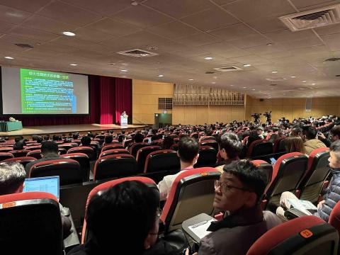 新點子錄影 - 【醫學研討會｜拍攝｜收音｜剪輯｜中油國光樓】

這週連續兩天在中油國光廳拍攝學術研討會。
老實說，我真的很喜歡這類型的活動。

拍攝節奏不急不徐，現場氛圍專業而沉穩；在知識交流的空間裡工作，彷彿自己也跟著成長了一點。

國光廳的場地條件非常理想：燈光柔和自然、收音乾淨穩定，畫面層次感佳，整體拍攝流程順暢又舒適。對影像製作團隊而言，這樣的環境讓每個細節都能更精準呈現。

現在的我，連這種規模不大的學術研討會也格外珍惜。
因為每一次紀錄，不只是完成工作，而是在日常中累積的一份小確幸。

鏡頭後的安靜與專注，
