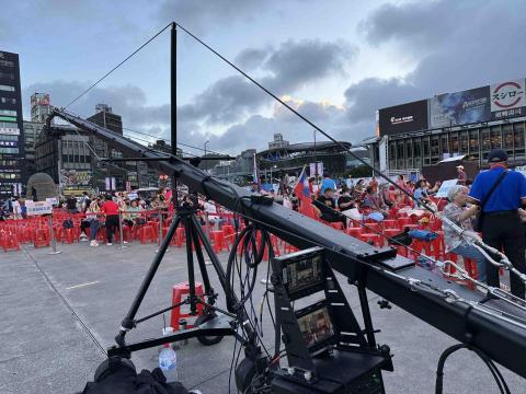 新點子錄影 - 開場氣勢，從空間感開始

基隆碼頭｜EFP多機＋搖臂拍攝

大型選舉造勢的震撼力，往往在第一個畫面就已經決定。當鏡頭從高空俯視滑入人群與舞台，群眾能量、場域規模與現場溫度瞬間被放大，畫面不只是紀錄，更是一種情緒的傳遞。

本次於基隆碼頭執行現場製作，採用 EFP多機系統整合搖臂運鏡，讓畫面在水平與垂直空間中延伸，營造出開場的氣勢與層次。隨著導播節奏切換，多機位與搖臂鏡頭相互配合，使整體影像流暢而有張力。

我們始終相信&mdash;&mdash;
搖臂不是個人表演，而是整個 EFP 系統中的關鍵一環。
唯有整合運鏡、導播與多機協
