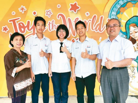 朱鈺雄 - 輔仁中學校長李國榮（右起），稱讚利他社學生顏奕昊、陳柏蓁、朱鈺雄(本人左二)，及指導老師劉惠玲的付出，企劃活動幫助他人，也助自己學習成長。 記者卜敏正／攝影