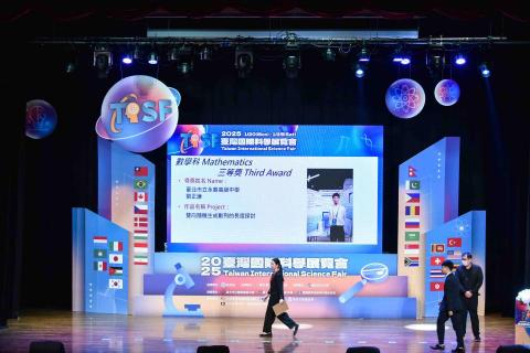 劉正謙 - 2025台灣國際科展數學科三等獎，並代表國家參加盧森堡國際科學博覽會