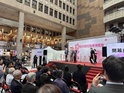 新點子錄影 -  一秒走進日本，從開幕儀式開始

日本觀光物產博覽會於台北車站與台中車站同步舉行開幕典禮，匯聚貴賓、媒體與熱情民眾，共同揭開年度文化交流盛事序幕。

本次由新點子錄影執行 EFP多機拍攝與兩地同步轉播，透過多機位切換與即時訊號整合，讓剪綵儀式、貴賓致詞與現場互動畫面同步呈現，完整展現活動的隆重與熱鬧氛圍。

影像不只是紀錄，更將文化交流的溫度與感動，傳遞給每一位觀眾。

#日本觀光物產博覽會
#開幕典禮
#多機拍攝
#兩地同步轉播
#文化交流
#活動直播
#台北車站
#新點子錄影