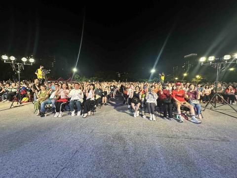 新點子錄影 - 影像紀錄，穩定比華麗更重要

【民歌演唱｜EFP多機錄影】

民歌之夜喚醒共同的青春記憶。熟悉旋律響起，觀眾輕聲跟唱，手機燈光如星光閃爍，有人閉眼沉浸，有人微笑回味，彷彿回到純真年代。

本次演出採用 EFP多機錄影系統，透過多角度畫面切換，完整捕捉舞台表演與觀眾情緒，真實保存音樂的溫度與現場氛圍。對我們而言，影像不只是紀錄，更是把時光與感動一同留下。

#民歌演唱會
#回憶的旋律
#老歌最動人
#現場氛圍滿滿
#新點子錄影