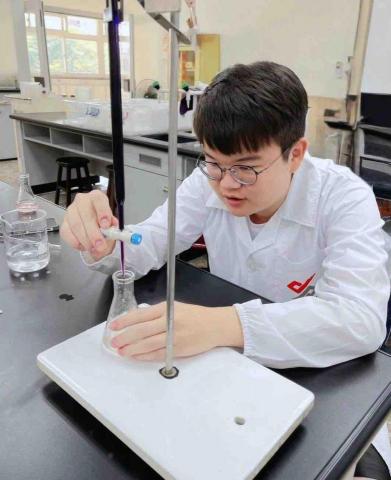 提供數學補習班台中服務的專家吳翰軒