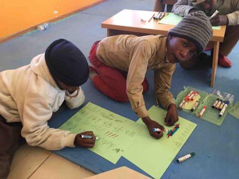 顏苡恬 - 非洲負責低年級色彩教學