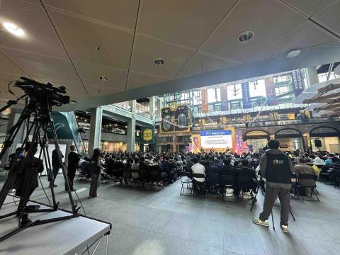 新點子錄影 - 【讓世界看見現場精彩的，不只是舞台，而是導播的眼睛】

【開幕典禮｜EFP拍攝｜線上直播｜臺灣科學教育館】

一年一度的國際科學展覽會開幕典禮，在臺灣科學教育館盛大展開。來自世界各地的學生齊聚一堂，現場充滿青春能量與科學創意的交流氛圍。

新點子錄影團隊全程支援EFP多機拍攝與線上直播。我們堅持在每一場重要活動中，使用最佳導播系統與專業設備，透過精準的子母畫面呈現，讓舞台、貴賓與觀眾互動完整呈現，提升整體視覺層次與專業感。

現場配置
   3台測錄＋多機攝影
   vMix導播切換與直播輸出
   子母