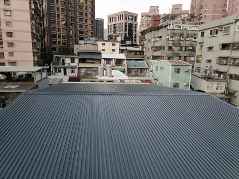 憬鴻鋼鐵設計工程行 - 獨家6063長城鋁板，本案採用長城鋁板施作，板型立體分明，外觀俐落不外露螺絲，能大幅提升建築質感。鋁板具備優異耐候性與抗腐蝕能力，不生鏽，使用年限長，後續維護成本低。結構輕量卻兼具強度，對屋頂負擔小，施工效率高。板面銜接緊密，排水順暢，可有效降低滲漏風險，兼顧美觀、耐用與實用性，適合各類屋頂新建與翻修工程。
