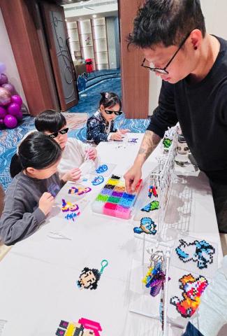 拼豆可樂餅-兒童慶生-手作活動-私人派對 - 我們引導孩子用眼睛&ldquo;看&ldquo;著成品做出來,而不是墊在下面