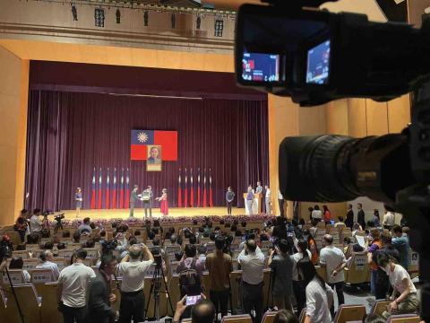 新點子錄影 - 【頒獎典禮｜活動錄影｜新北市政府頒獎典禮】

新北市政府頒獎典禮隆重舉行，現場貴賓雲集、流程莊重有序。我們以專業活動錄影與導播經驗，完整紀錄每一個榮耀時刻，確保畫面穩定、收音清晰、流程順暢呈現。

面對典禮節奏緊湊與媒體聚焦，我們精準掌握鏡位切換與現場動線，讓授獎瞬間、致詞畫面與現場氛圍完整保存。對我們而言，影像不只是紀錄，更是讓榮耀被長久典藏。

⸻

#新北市政府
#頒獎典禮
#活動錄影
#多機導播
#典禮紀錄
#專業影像團隊
#新點子錄影