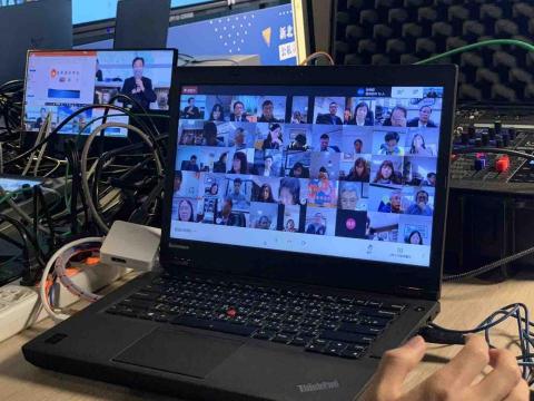 新點子錄影 - 《當200位校長同時上線：新北教育決策現場的即時連線》

【新北市政府｜校長會議｜多機錄影｜線上直播】

新北市政府舉辦全市校長線上會議，透過 Google Meet 連線，超過200位校長同步參與，即時交流教育政策與校務方向。由市長親自主持，展現對教育治理與行政效率的高度重視。

新點子錄影負責直播轉播與影像整合，透過穩定訊號管理與多機監看，確保畫面清晰、流程順暢。即使遠距進行，仍維持專業流暢品質，讓決策溝通零距離。

穩定，比華麗更重要。

#新北市政府
#校長會議
#線上直播
#專業直播
#多機拍攝