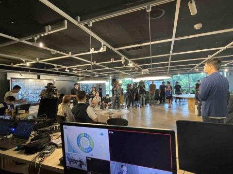 新點子錄影 - 《一場會議，串聯整座城市的教育能量》

【新北市政府教育局｜線上直播活動｜媒體聯訪】

新北市政府教育局舉辦重要教育活動，透過線上直播即時傳遞政策理念與教育願景，讓資訊跨越距離，迅速傳達至各界。現場同步發布新聞稿，多家媒體到場採訪報導，展現市府對教育議題的重視與公開透明。

新點子錄影負責拍攝與直播工程，從影像擷取、訊號整合到直播輸出，確保畫面穩定流暢、聲音清晰同步。在媒體聯訪與直播同步進行的高節奏環境中，團隊以專業流程與穩定系統，讓整體呈現順暢無間。

#新北市教育局
#教育政策
#線上直播
#專業直播