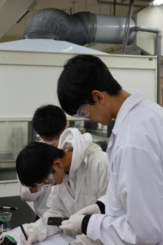 張容岳 - 帶小朋友做重金屬滴定實驗
