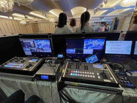 新點子錄影 - 《當聯合國搬進校園：元宇宙世代的全球對話現場》

新北市政府教育局舉辦「元宇宙國中模擬記者會聯合國」活動，透過線上直播與媒體聯訪形式，讓學生以國際視野探討全球議題，展現新世代公共表達與思辨能力。現場同步發布新聞稿，吸引各家媒體採訪報導，呈現教育創新成果。

新點子錄影負責本次拍攝與直播工程，透過多機畫面整合與穩定訊號控管，確保現場與線上觀眾同步掌握每一刻，讓世界看見新北教育的前瞻與實力。

⸻

 #教育局 #元宇宙教育 #模擬聯合國 #校園創新 #線上直播 #教育科技 #新點子錄影 #多機直播 #媒體聯