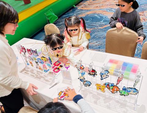 拼豆可樂餅-兒童慶生-手作活動-私人派對 - 我們一次讓4個孩子進行,大家輪流,我們也比較方便協助有需要引導的孩子