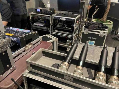 新點子錄影 - 【導播台｜活動錄影｜穩定執行】

在各類活動現場，導播設備就是整體流程順暢的核心。我們以專業導播台整合多機訊號與音訊來源，即使面對複雜流程與即時切換需求，仍能從容掌控每一個畫面與節奏。多年累積上百場導播與直播經驗，確保每次活動都能穩定呈現、不中斷輸出。
對我們而言，影像不只是紀錄，而是讓重要時刻安全、完整呈現，讓主辦單位與觀眾都能安心交付與觀賞。

⸻

導播台
導播機設備
多機訊號切換
活動錄影
現場直播
專業導播
穩定執行
EFP多機拍攝
影音整合
直播工程