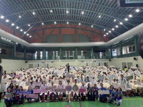 新點子錄影 - 《當科學走進校園：新北科學日點燃探索與創意》

由教育局主辦的「新北科學日」熱鬧登場，透過多元實作體驗與科學展示，引領學生在探索中學習，在實驗中培養創新思維。活動同步線上直播，讓更多師生與家長跨越空間限制，一同感受科學教育的魅力與活力。

新點子錄影負責本次拍攝與直播工程，透過多機影像整合與穩定訊號控管，確保現場互動與舞台內容即時呈現，讓線上觀眾也能身歷其境，共同見證新北推動科學教育的成果。

#新北科學日 #教育局 #校園活動 #線上直播 #科學實驗 #新點子錄影 #多機拍攝 #教育創新