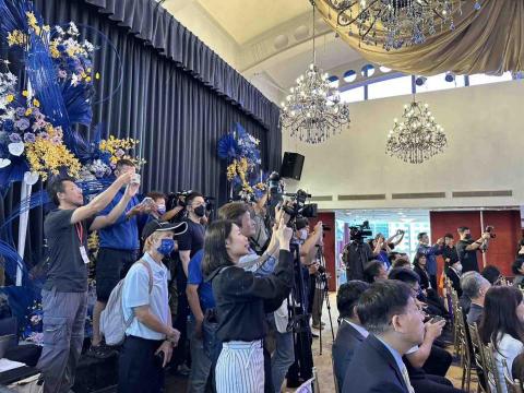 新點子錄影 - 【城市連線啟動｜新北教育交流邁向國際】

新北市政府教育局舉辦活動啟動記者會，宣布跨域合作與教育交流新里程。現場聚集各家媒體採訪報導，氣氛專業而熱絡。本次活動同步進行線上直播，讓更多民眾即時掌握重要訊息。新點子錄影負責拍攝與直播工程，確保畫面穩定、訊號順暢，完整呈現典禮流程與媒體採訪畫面，讓現場與線上觀眾同步感受活動重點，展現城市教育發展的新能量。

#新北市政府 #教育局 #啟動記者會 #線上直播 #媒體採訪 #活動紀錄 #直播工程 #多機拍攝 #城市交流 #新點子錄影