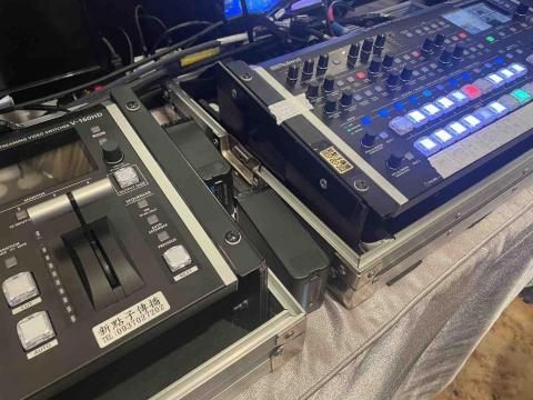 新點子錄影 - 《穩定切換每一刻：專業導播系統守護活動現場》

導播機是現場影像製作的核心，無論典禮、論壇或大型活動，在複雜訊號切換與多機整合下，依然能穩定運作、精準切換，確保畫面流暢呈現。每年執行上百場拍攝與導播工程，即使流程緊湊、現場條件多變，我們仍能安心、安穩完成任務。對我們而言，影像不只是工作，而是將每個重要時刻安全完整地留下，讓客戶放心交付。

⸻

#導播系統 #多機拍攝 #直播工程 #訊號整合 #現場製作 #活動直播 #影像製作 #新點子錄影 #專業導播 #穩定執行