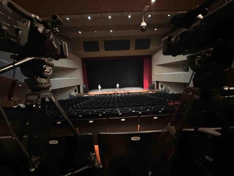 新點子錄影 - 音樂舞台劇的每一刻都值得被完整保存。透過多機位拍攝與專業導播切換，無論演員表情、舞台動線或整體燈光氛圍，都能精準呈現、毫不遺漏。穩定收音與流暢畫面，讓現場觀眾與日後回看都能感受演出的完整情緒與張力。對主辦單位而言，高品質影像不僅留下珍貴紀錄，更能用於宣傳推廣與成果保存，提升整體活動價值。新點子錄影以成熟流程與專業設備，讓重要演出安心交付、精彩永存。

#音樂舞台劇
#多機拍攝
#活動錄影
#專業影像製作
#演出紀錄
#舞台表演拍攝
#新點子錄影