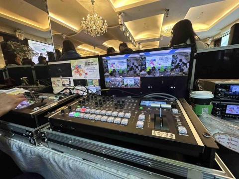 新點子錄影 - 【Better Environment・Better Life｜新北啟動永續未來】

新北市政府教育局舉辦「國際永續環保責任承諾」倡導記者會，展現城市推動永續教育與環境行動的決心。活動透過線上直播同步進行，讓更多民眾即時掌握永續發展的重要理念。新點子錄影負責拍攝與直播工程，整合多機畫面與現場音訊，確保影像穩定、流程順暢，完整呈現學生倡議與啟動儀式重點。透過專業影像紀錄，讓永續行動的力量被看見，也讓城市邁向更美好的未來。


#新北市政府 #永續發展 #環境教育 #線上直播 #記者會拍攝 #多機直播 #活動