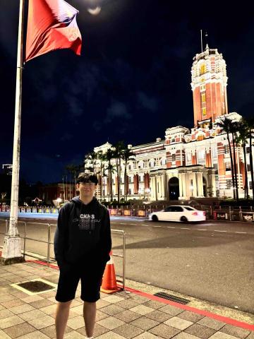 提供內湖社區大學服務的專家鍾穎