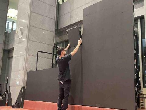 新點子錄影 - 【電視牆｜活動錄影｜穩定呈現】

在各類活動現場，電視牆不只是畫面輸出，更是整體視覺與流程掌控的核心。我們透過專業訊號整合與導播系統，確保多來源影像即時切換、畫面同步穩定呈現，即使流程緊湊或訊號複雜，也能從容應對。多年上百場大型活動執行經驗，讓每一次輸出都安全可靠。
對我們而言，影像呈現不只是技術，而是讓重要時刻完整傳達，讓主辦單位與觀眾都能安心與信賴。

⸻

電視牆
LED電視牆
大型活動視覺
訊號整合
即時畫面切換
活動錄影
現場直播
視訊工程
專業導播系統
穩定執行