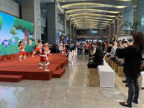 新點子錄影 - 《童趣無限上線：新北童樂節讓歡笑跨越距離》

由新北市政府教育局主辦的「新北童樂節」熱鬧登場，透過豐富互動體驗與舞台活動，打造屬於孩子們的歡樂學習天地。活動同步線上直播，讓更多家庭與學童不受距離限制，一同感受童趣與創意交織的精彩時刻。

新點子錄影負責本次拍攝與直播工程，以多機影像整合與穩定訊號控管，確保活動畫面清晰呈現、流程順暢，讓線上觀眾也能即時共享現場的歡樂氛圍。

⸻

#新北童樂節 #新北市政府 #教育局 #親子活動 #兒童節慶 #線上直播 #活動紀錄 #新點子錄影 #多機拍攝 #歡樂學習