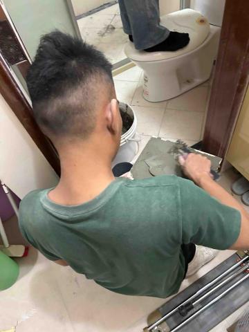 炳維工程行 - 背膠的用意是能夠預防空心問題
如果卸下來的磁磚背後沒有水泥 就代表只有牆面摸水泥 沒有背膠的加強 就會變成沒有實心容易彭供 或者在地震擠壓時破裂 