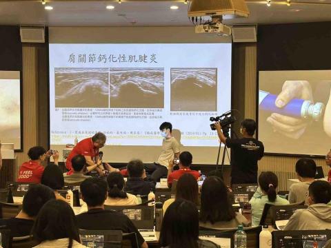 新點子錄影 - 研討會現場透過雙機拍攝與導播整合，筆電簡報同步轉接電視螢幕，確保畫面清晰呈現、內容完整不漏接。讓每位與會者看得清楚、學得精準，活動成果更具專業價值。

#研討會錄影
#雙機拍攝
#活動直播
#導播系統
#簡報同步顯示
#醫學研討會
#專業影像紀錄
#新點子錄影
