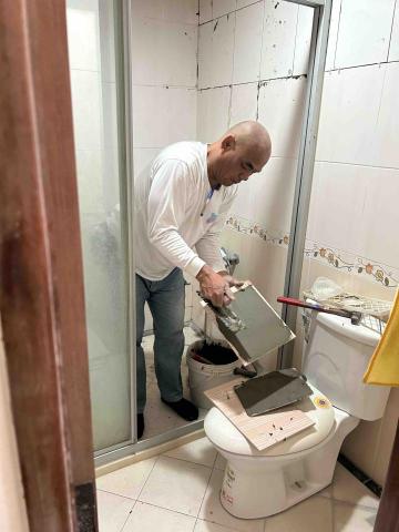 炳維工程行 - 每一片磁磚都有上背膠