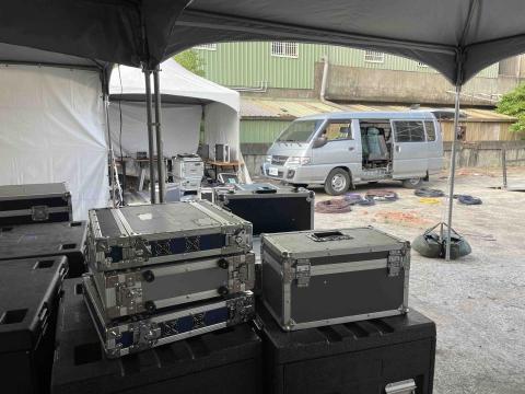 新點子錄影 - 川哥做這行久了，最怕的不是累，而是把整車設備放在荒郊野外的那一刻。為了隔天活動能準時開拍，只能提前把導播機箱、線材與設備卸下，擺在帳棚旁。現場無人看守，四周只剩風聲，心裡卻一直盤算：這些都是吃飯的傢伙，少一樣明天怎麼開工？

做活動影像的人都懂，流程一緊，不預架設就會來不及。客戶看到的是順暢畫面，背後是我們把風險扛在自己身上。

⸻

#川哥日常
#活動拍攝人生
#EFP現場
#器材就是飯碗
#影像人的辛苦
#提前架設
#新點子錄影