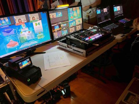 新點子錄影 - 校長會議｜EFP拍攝｜多地連線直播｜新北市政府｜新點子錄影

新北市政府教育局舉辦校長會議，匯集各級學校校長共同參與，透過多地連線同步交流教育政策與校務發展。本次由新點子錄影執行 EFP 多機拍攝與直播工程，整合現場畫面、簡報訊號與遠端連線畫面，透過導播即時切換，讓現場與線上與會者同步掌握會議重點。穩定訊號傳輸與清晰收音，確保每段發言完整呈現，讓重要決策清楚傳遞。


#校長會議 #新北市政府 #教育局 #EFP拍攝 #多地連線 #直播工程 #導播系統 #專業影像 #會議直播 #新點子錄影