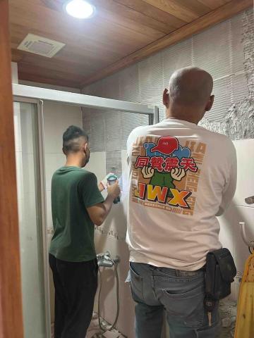 炳維工程行 - 透天浴室磁磚彭供更換