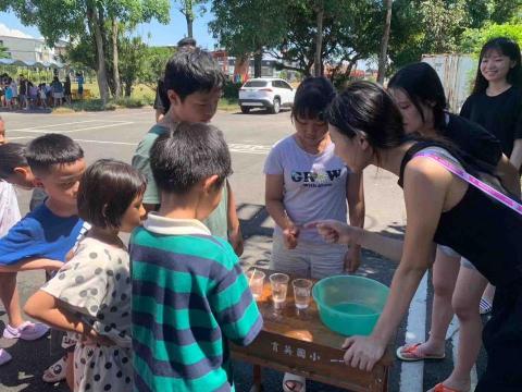 陳可軒 - 帶領小朋友進行水大地遊戲活動