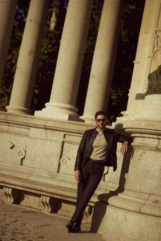 Dio - 本案例於西班牙 Madrid 市中心完成之品牌形象拍攝。

透過歐洲當地攝影團隊與模特兒資源，
運用歷史建築街區、石板步道與城市立面場景，
完成多套服裝之戶外實景形象拍攝。

本次拍攝由台灣端進行拍攝方向與造型規劃，
並透過樣衣寄送至歐洲當地團隊執行拍攝，
品牌無需全員出國，即可完成歐洲城市實景 Campaign。