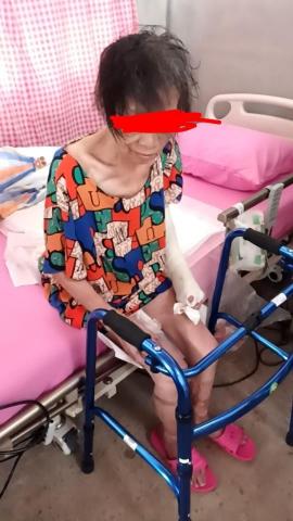 專業照服員雲乙 - 無奈求助住院一個月，出院急時求助照顧，暫無住所投靠95歲娘家，協助申請長照，太久沒洗澡，溝通好願意洗澡，兒子媳婦太忙沒放棄照顧的媽