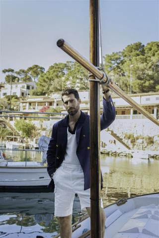 Dio - 本案例為於西班牙 Mallorca（馬約卡島）完成之品牌形象拍攝。

透過當地歐洲攝影團隊與模特兒資源，
結合地中海海岸、歷史建築與自然街景場地，
完成多套服裝之戶外實景拍攝。

本次拍攝由台灣端進行風格方向規劃，
並透過樣衣寄送至歐洲當地團隊進行拍攝執行，
無需品牌全員出國，即可完成歐洲實地形象拍攝。