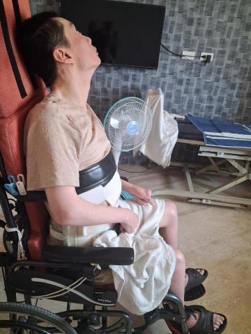 專業照服員雲乙 - 這個弟弟資優生從早腦麻，家人從沒放棄他，而是給他最好的環境，他很愛玩，最常笑