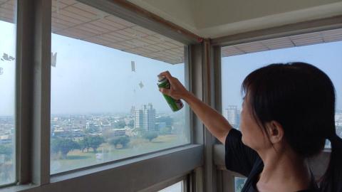 淨淨居家 - 清理玻璃陳年膠痕