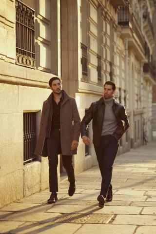 Dio - 本案例於西班牙 Madrid 市中心完成之品牌形象拍攝。

透過歐洲當地攝影團隊與模特兒資源，
運用歷史建築街區、石板步道與城市立面場景，
完成多套服裝之戶外實景形象拍攝。

本次拍攝由台灣端進行拍攝方向與造型規劃，
並透過樣衣寄送至歐洲當地團隊執行拍攝，
品牌無需全員出國，即可完成歐洲城市實景 Campaign。