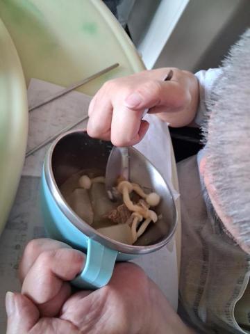 專業照服員雲乙 - 這是個非常獨立開朗的大哥，小兒麻痺弟弟沒有放棄他，而是叫他如何生活自理，備餐洗澡，其它實他自己來，超級用心學習生活的大哥